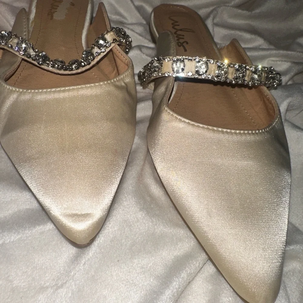 Elegant Cream Flats with Rhinestone Strap and Pointed Toe - Picture 2 of 4